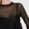 Camiseta de tule preta manga longa com gola alta e caimento ajustado