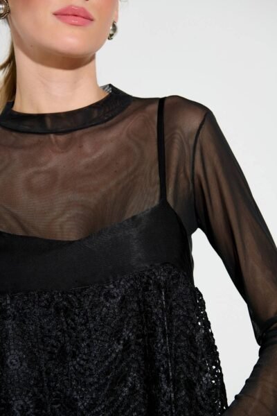 Camiseta de tule preta manga longa com gola alta e caimento ajustado