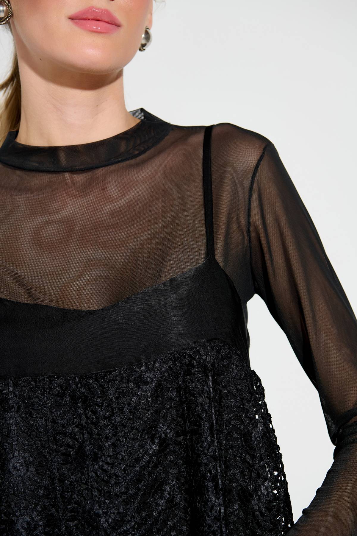 Camiseta de tule preta manga longa com gola alta e caimento ajustado