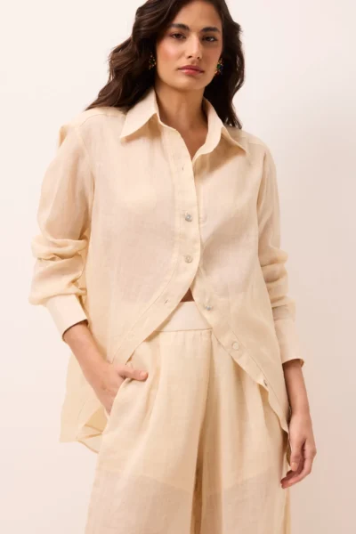 Camisa feminina de rami amarelo manteiga, modelagem solta, manga longa e botões de madrepérola