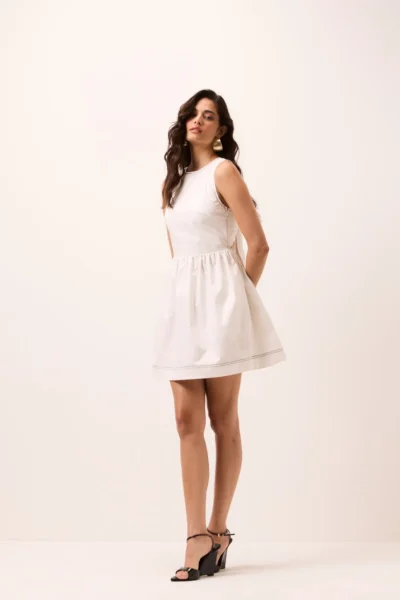 Vestido curto off white em tricoline com saia rodada, costas abertas com laço e pesponto preto