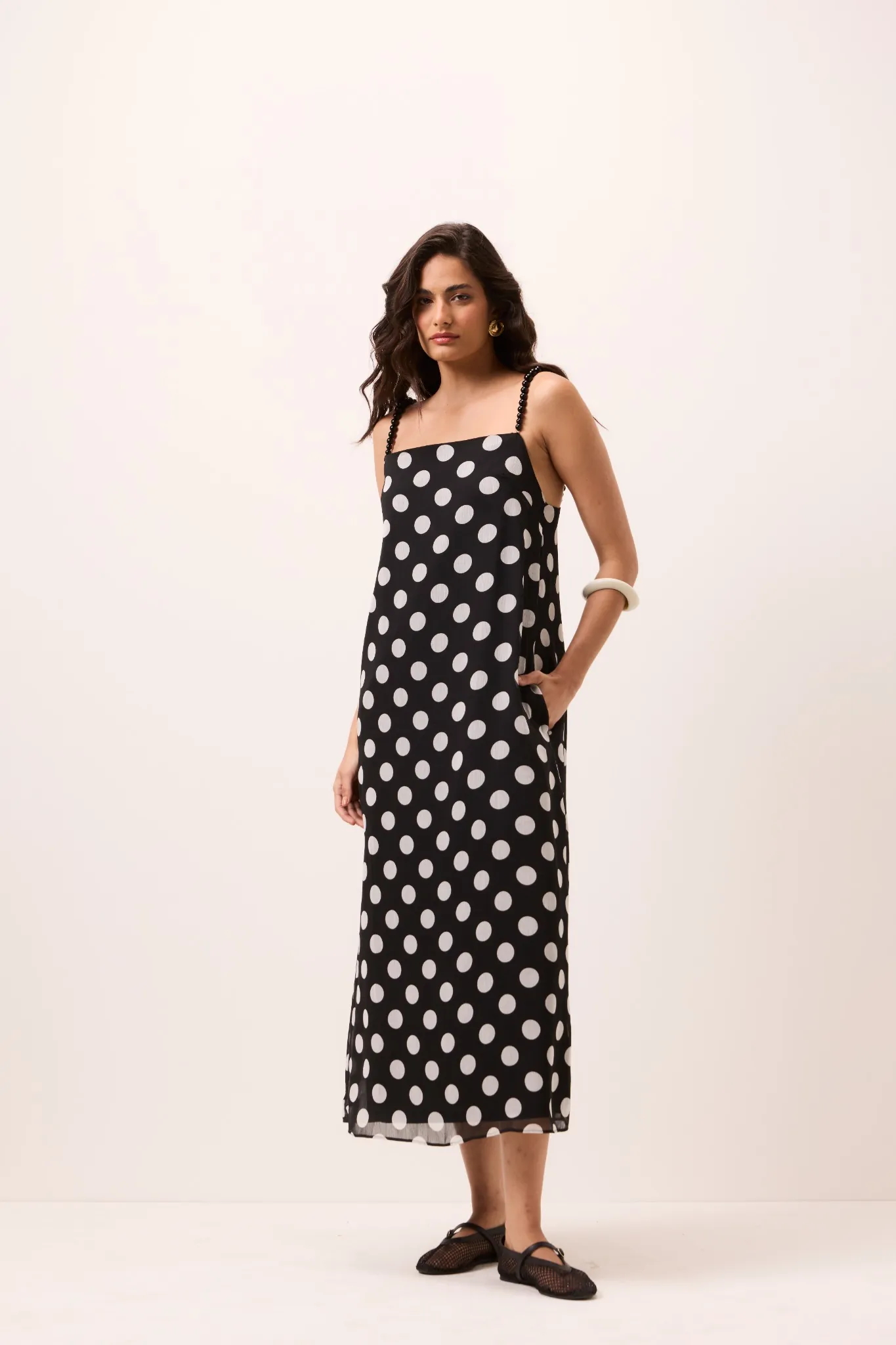 Vestido Midi Poá P&B Fluido - Imagem 2