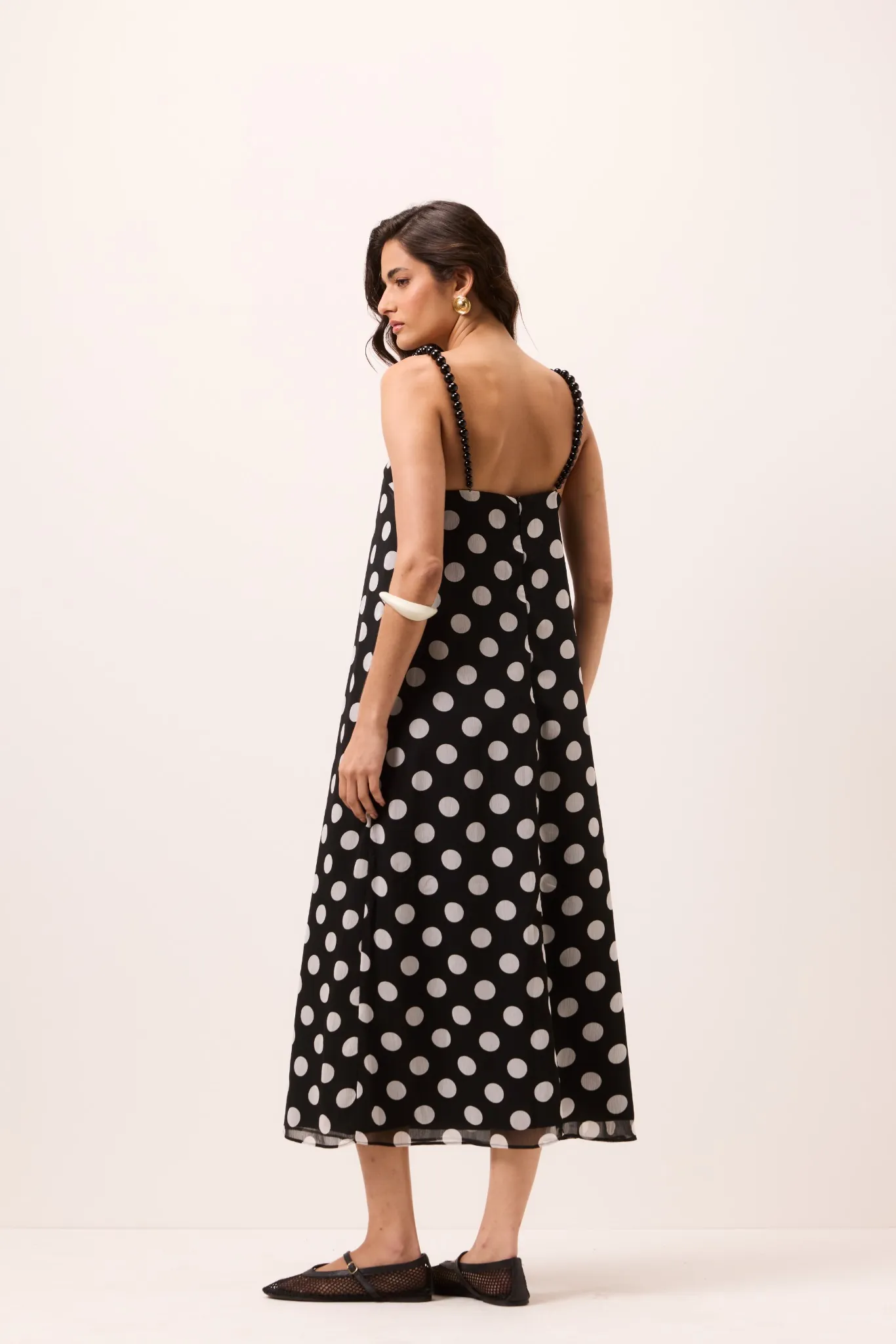 Vestido Midi Poá P&B Fluido - Imagem 3