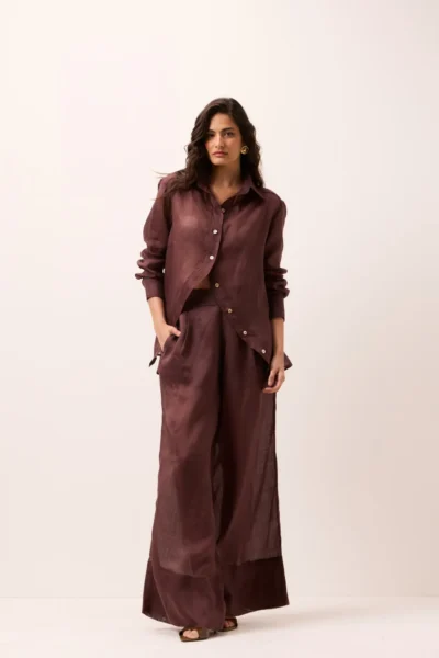 Calça pantalona em rami marrom com pregas, cós anatômico e bolsos laterais