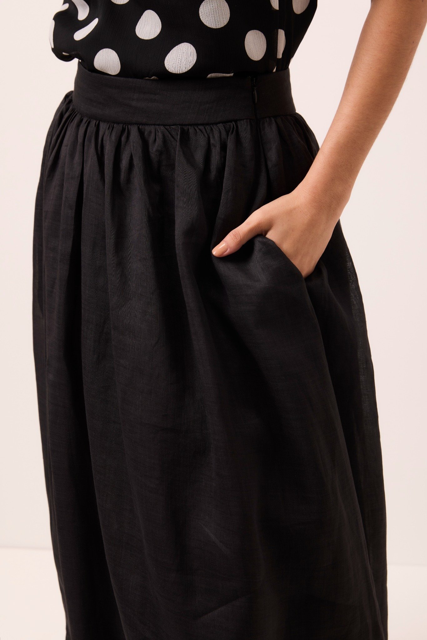 Saia Midi Classic Cintura Alta em Rami Preto - Imagem 7