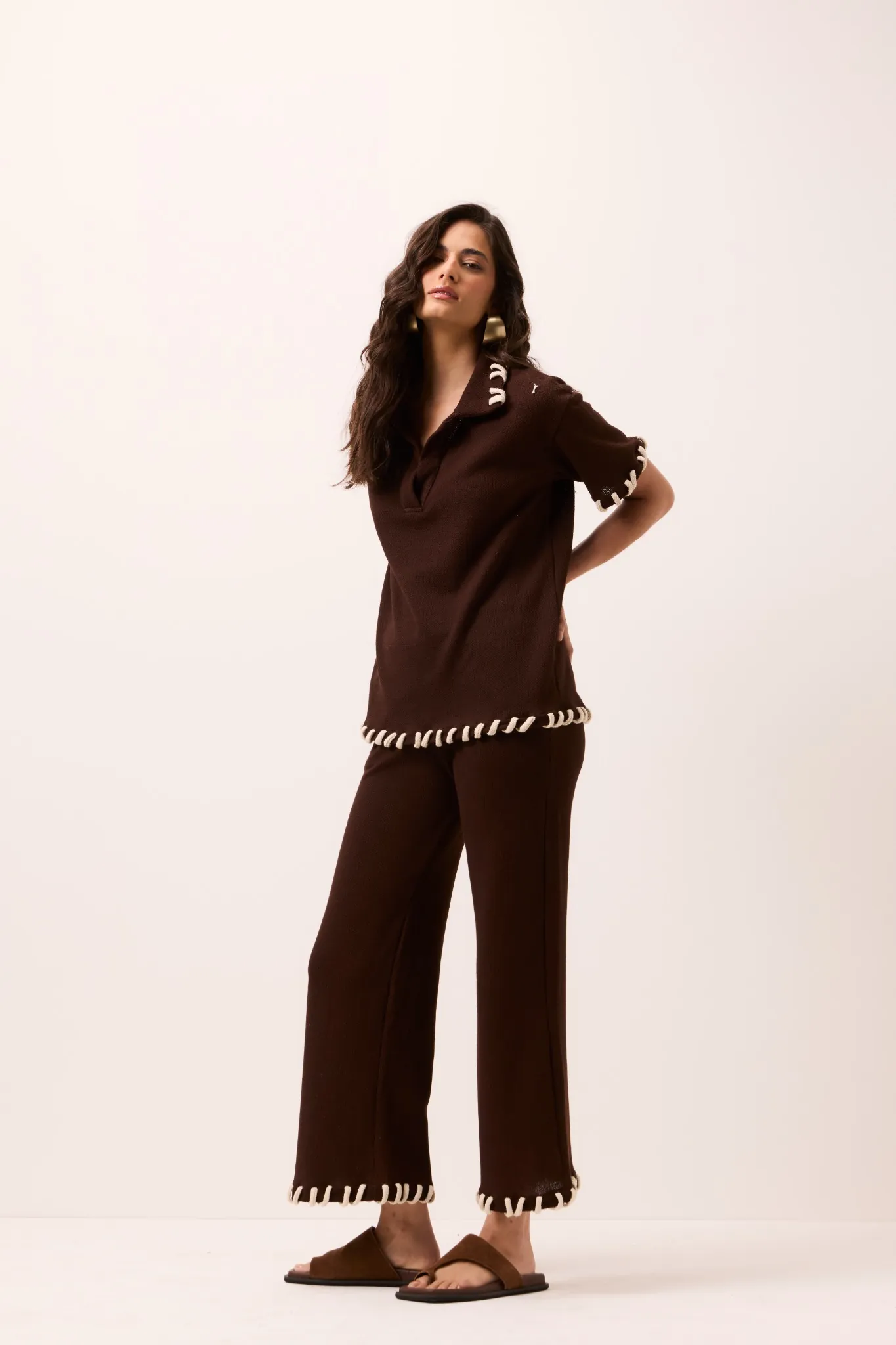 Blusa Polo Tricot Marrom com Cordão Contrastante - Imagem 2
