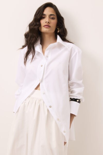 Camisa branca feminina oversized em tricoline de algodão com botões de madrepérola e vista curvada