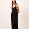 Vestido midi preto de alças finas com transpasse e renda na barra em tecido acetinado leve