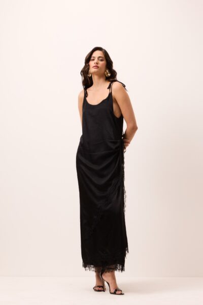 Vestido midi preto de alças finas com transpasse e renda na barra em tecido acetinado leve
