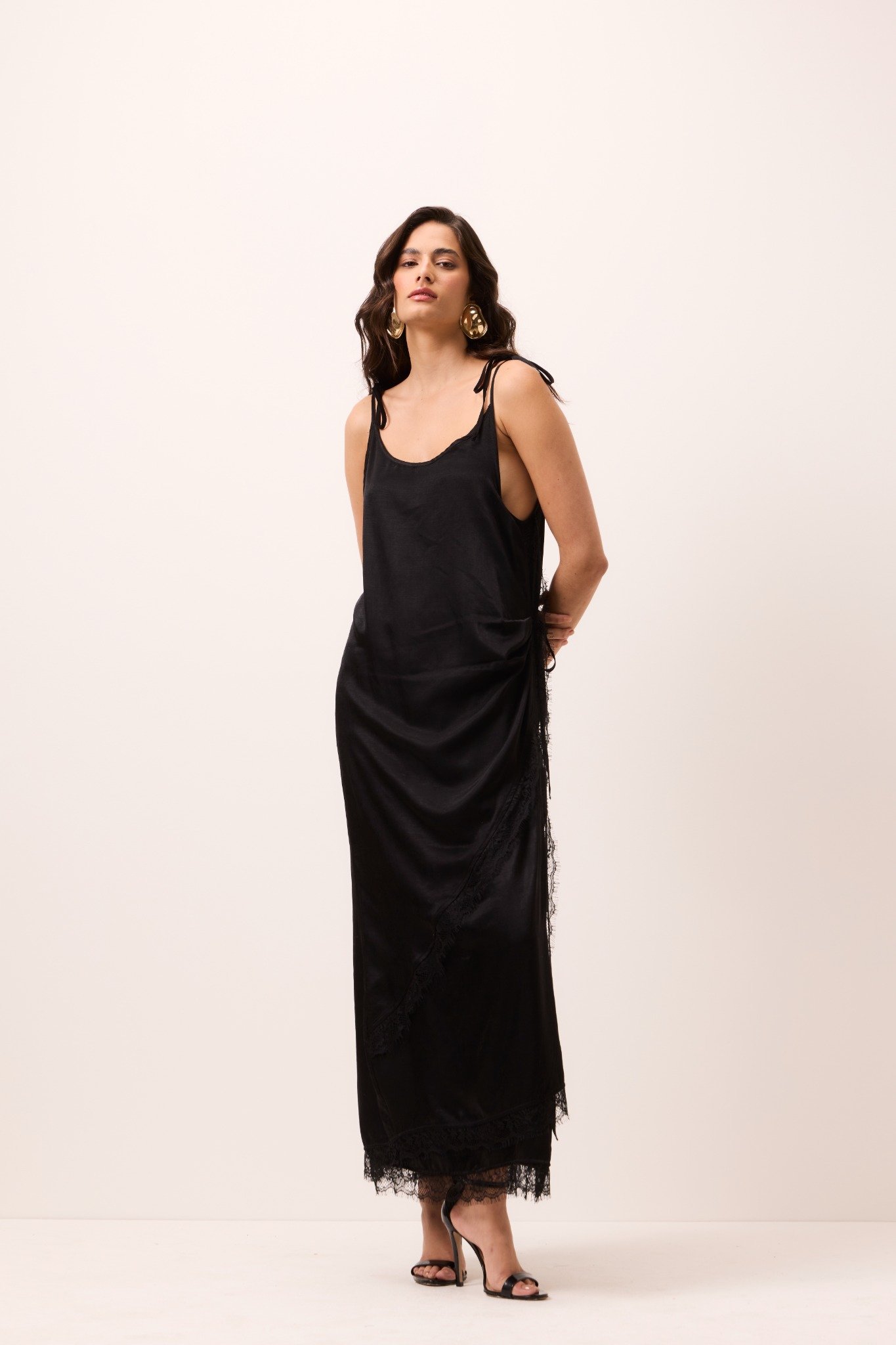Vestido midi preto de alças finas com transpasse e renda na barra em tecido acetinado leve