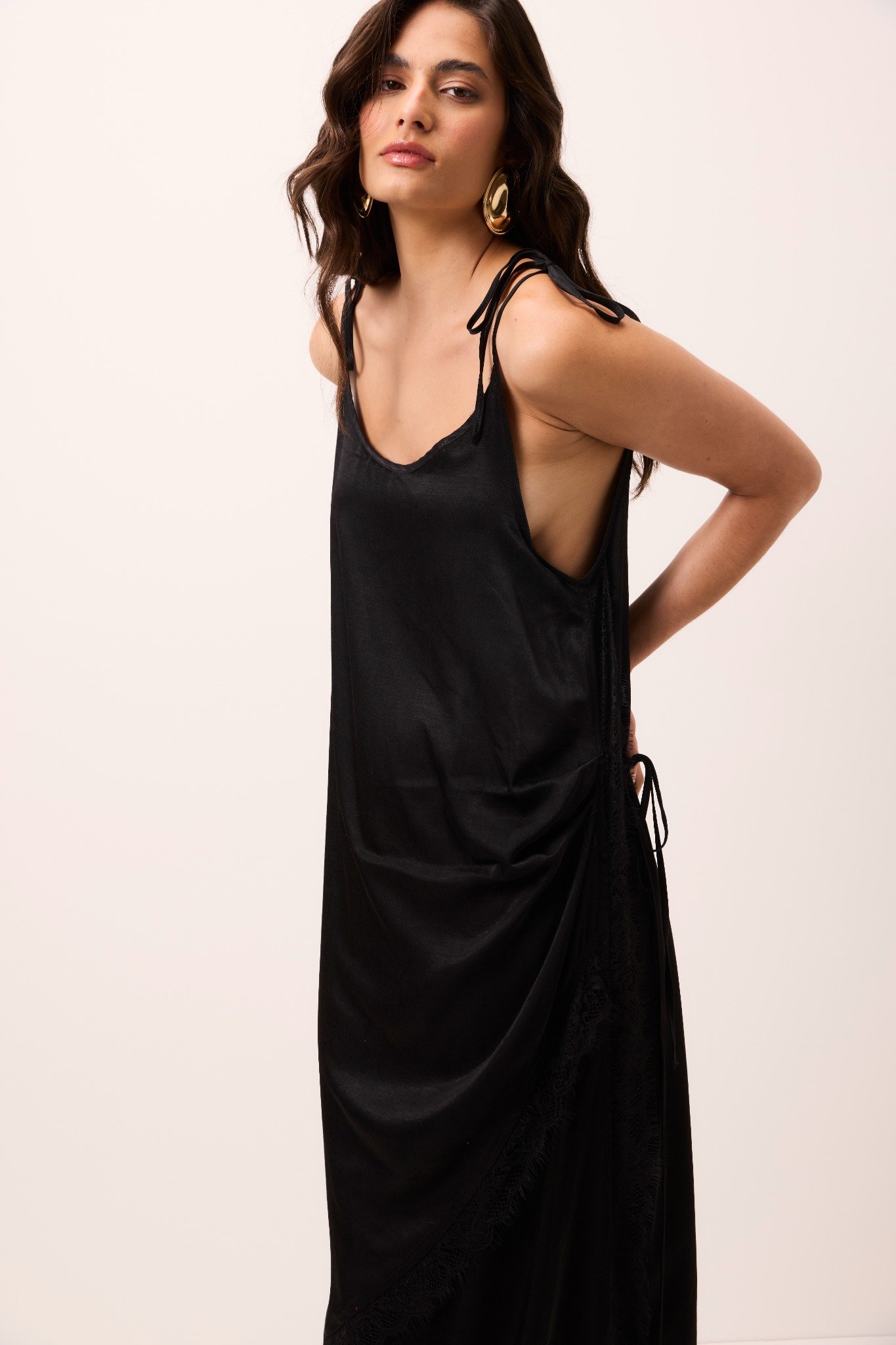 Vestido Midi Luna em Tecido Acetinado Preto com Transpasse e Renda - Imagem 2