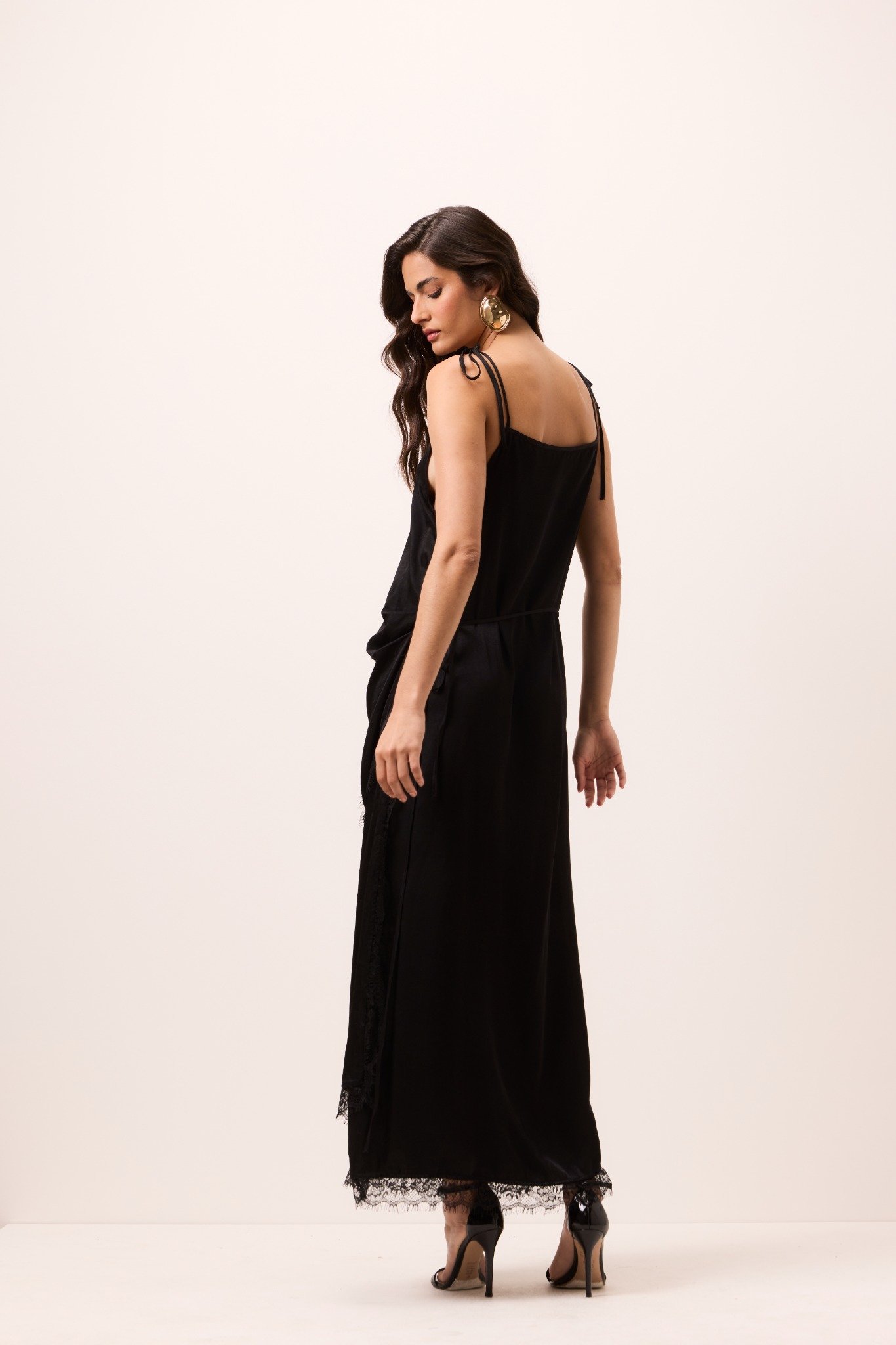 Vestido Midi Luna em Tecido Acetinado Preto com Transpasse e Renda - Imagem 3