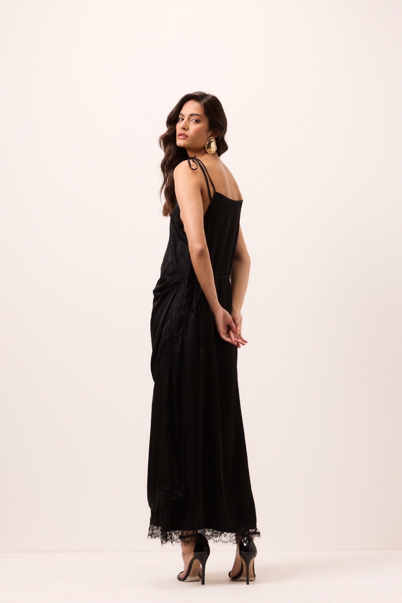 Vestido Midi Luna em Tecido Acetinado Preto com Transpasse e Renda - Imagem 4
