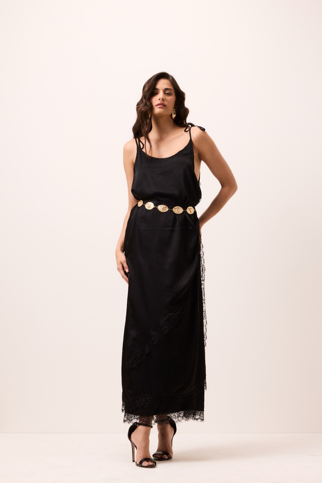 Vestido Midi Luna em Tecido Acetinado Preto com Transpasse e Renda - Imagem 6