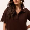 Blusa polo em tricot marrom com cordão contrastante na gola, mangas e barra, modelagem solta