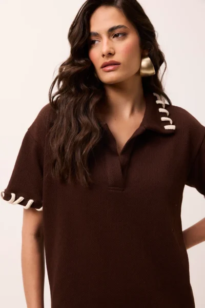 Blusa polo em tricot marrom com cordão contrastante na gola, mangas e barra, modelagem solta
