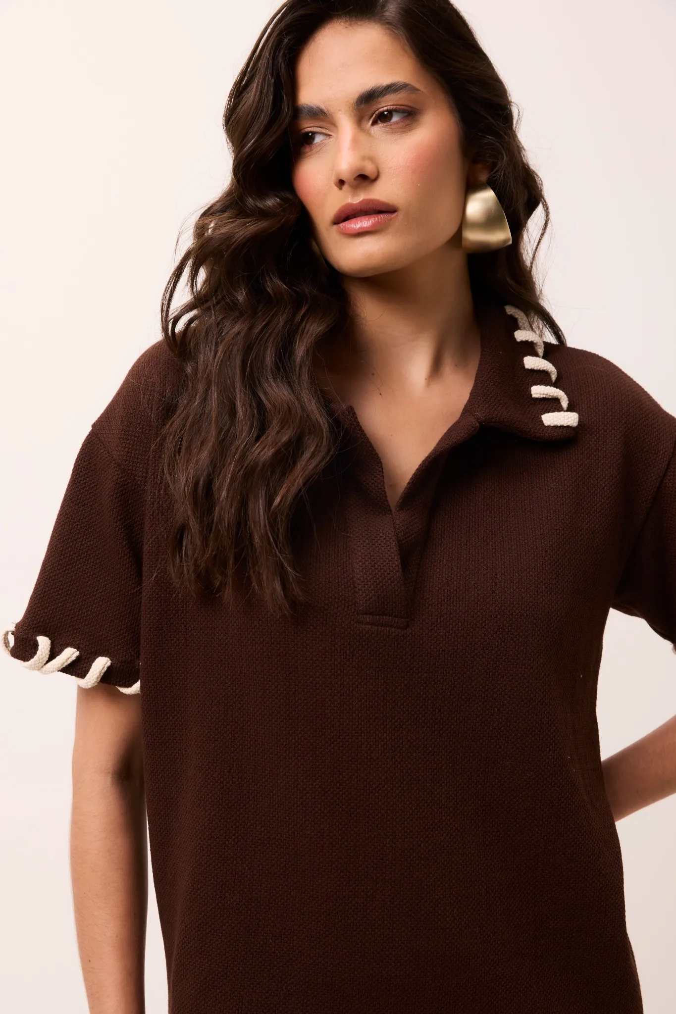 Blusa polo em tricot marrom com cordão contrastante na gola, mangas e barra, modelagem solta
