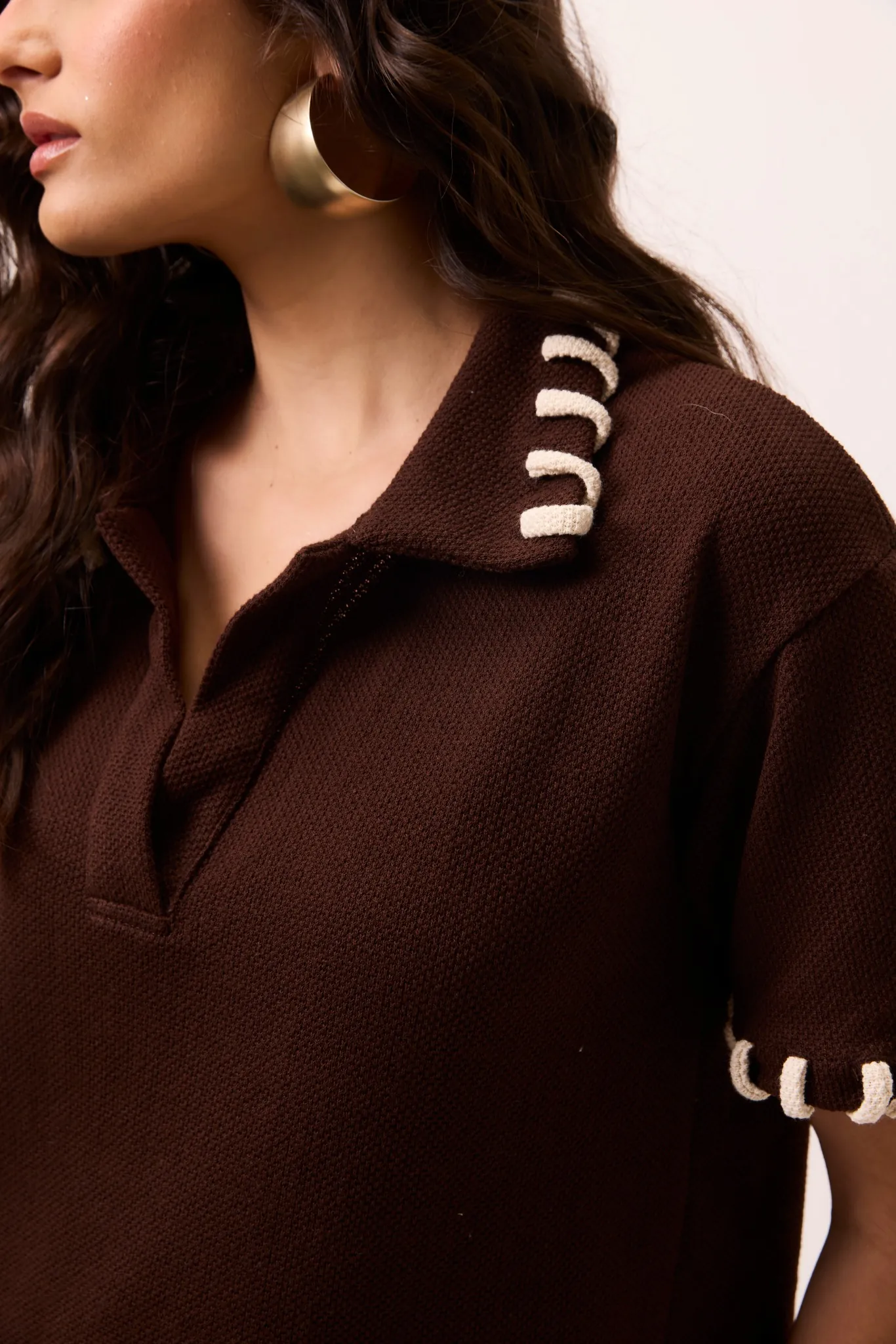 Blusa Polo Tricot Marrom com Cordão Contrastante - Imagem 4