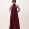 Vestido longo frente única em tule listrado vinho com laço na gola e colar de cristais, modelagem ampla e fluida