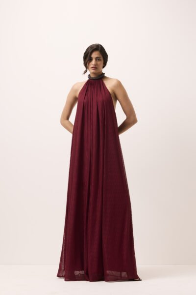 Vestido longo frente única em tule listrado vinho com laço na gola e colar de cristais, modelagem ampla e fluida