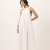 Vestido longo off white em mousseline, frente única halter, gola com laço e colar fixo de cristais, modelagem ampla e decote nas costas
