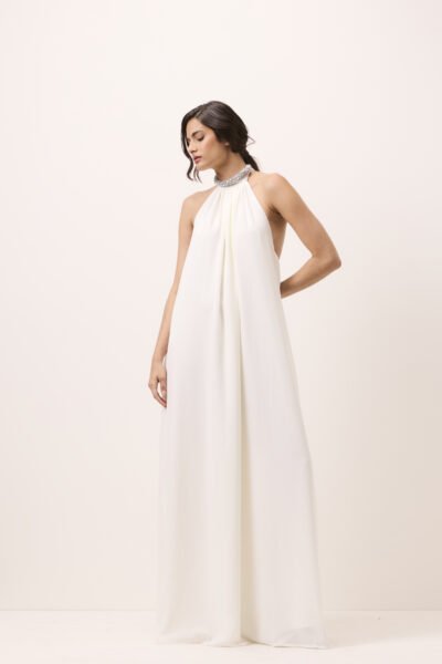 Vestido longo off white em mousseline, frente única halter, gola com laço e colar fixo de cristais, modelagem ampla e decote nas costas