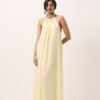 Vestido longo amarelo manteiga em mousseline, frente única, gola com laço e colar de cristais