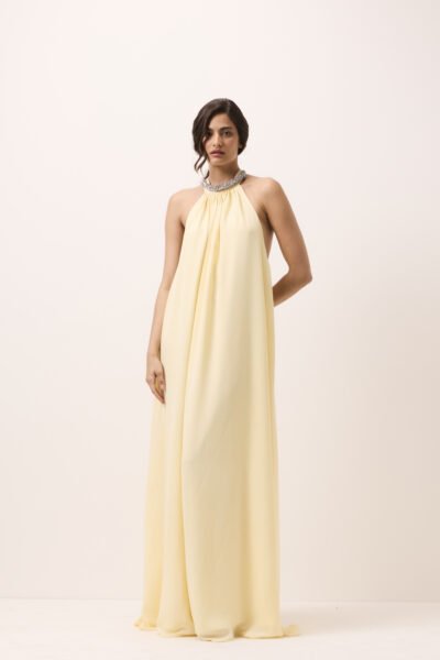 Vestido longo amarelo manteiga em mousseline, frente única, gola com laço e colar de cristais