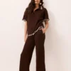 Calça pantacourt de tricot marrom com barra em fio contrastante e cós elástico, bolsos laterais