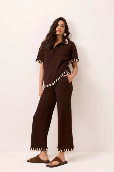 Calça pantacourt de tricot marrom com barra em fio contrastante e cós elástico, bolsos laterais