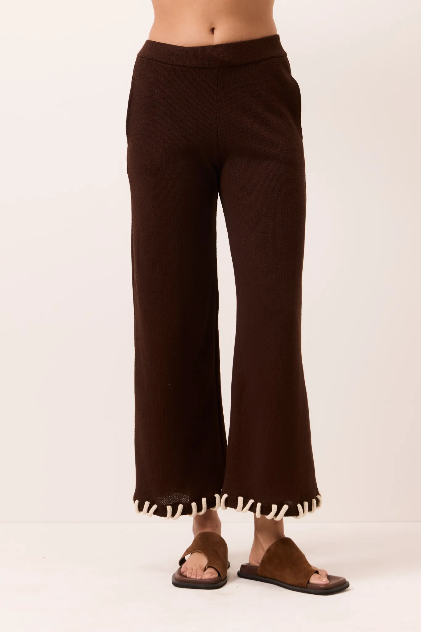 Calça Pantacourt em Tricot Marrom com Cordão Contrastante - Imagem 4