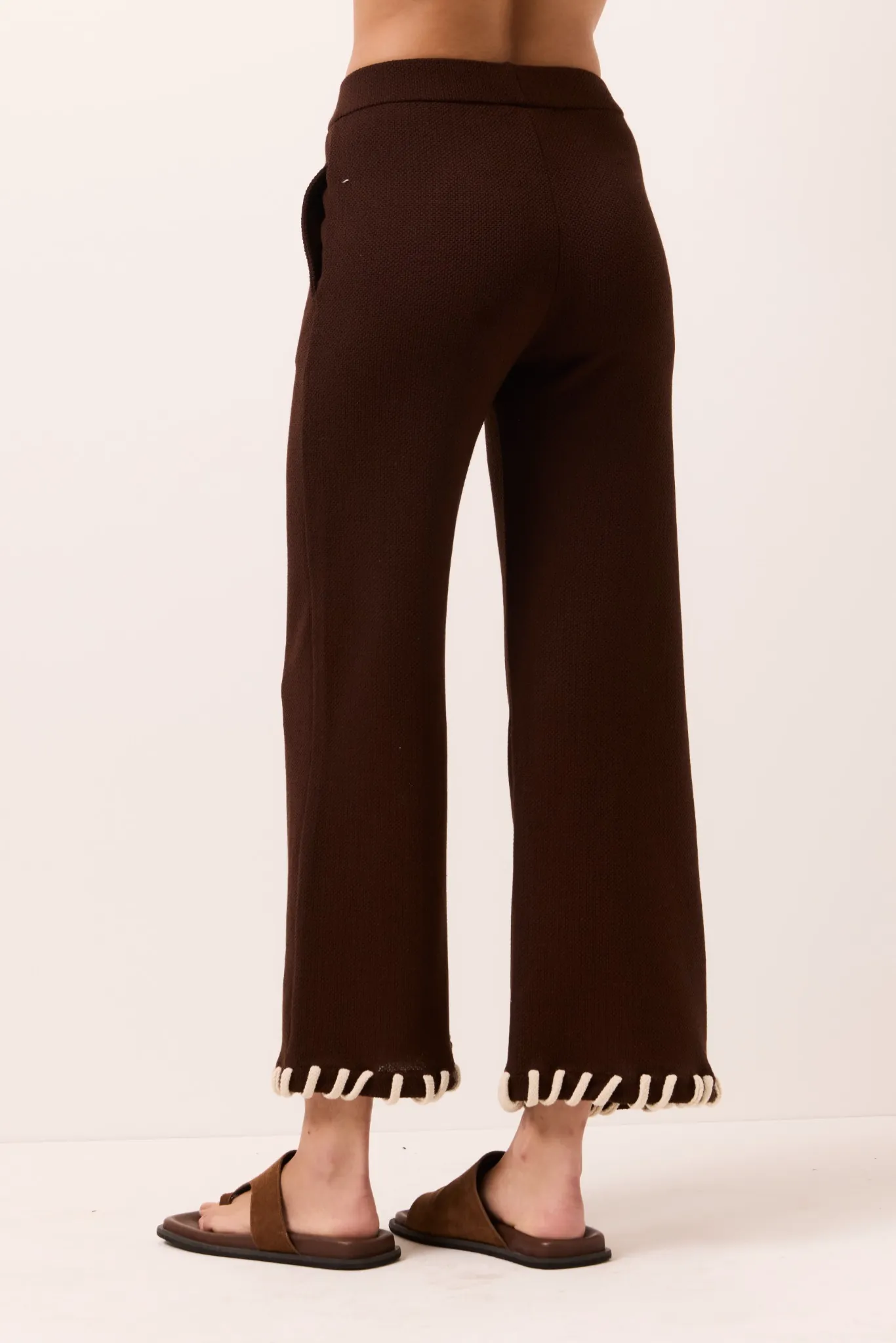 Calça Pantacourt em Tricot Marrom com Cordão Contrastante - Imagem 3