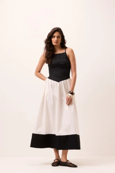 Vestido midi preto e branco sem mangas com busto em lastex, cintura em bico e saia rodada com faixa preta na barra