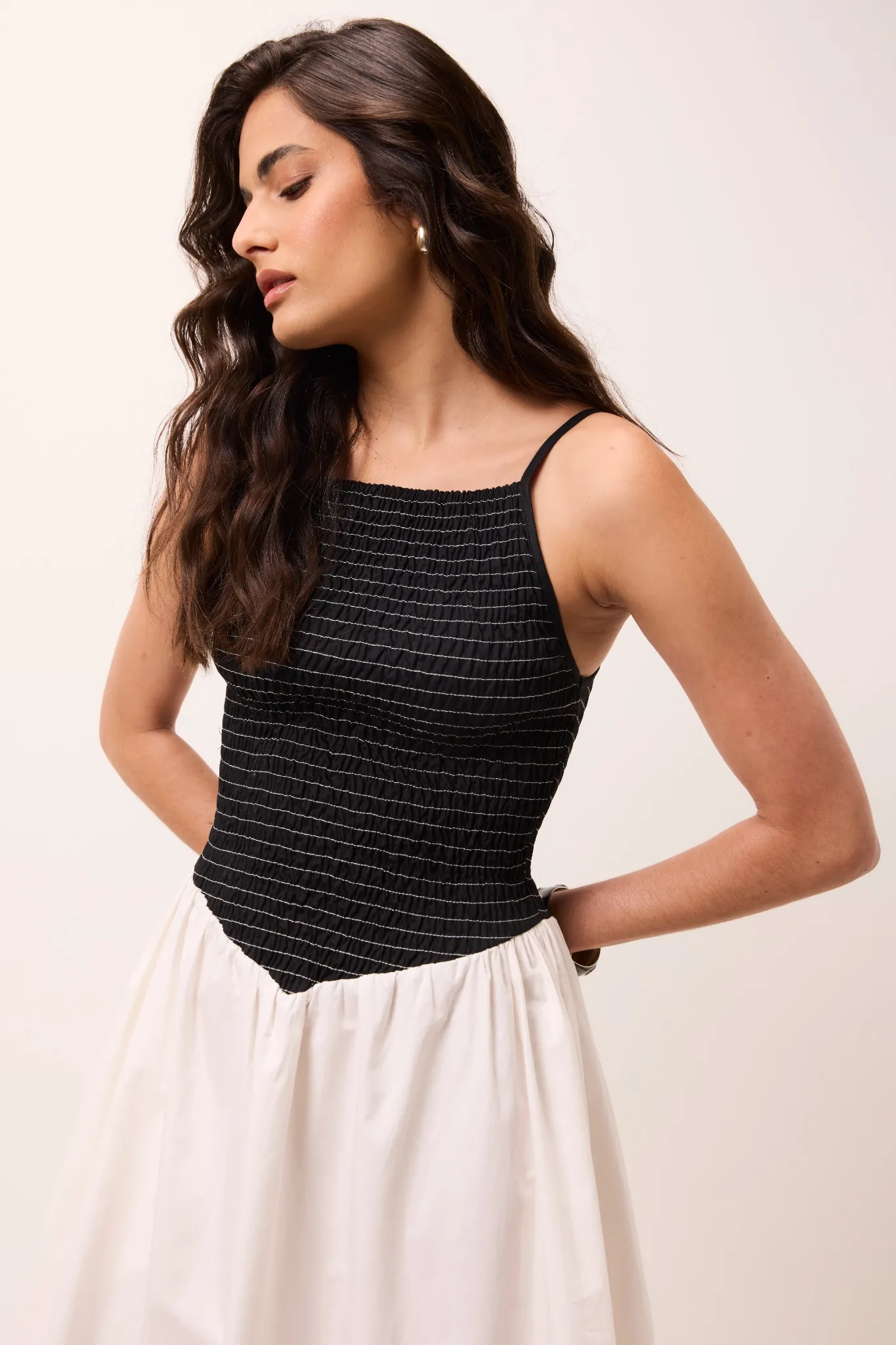 Vestido Midi Gabriela em Tricoline Preto e Branco - Imagem 3