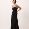 Vestido longo preto drapeado com alças trançadas de cristais e decote reto