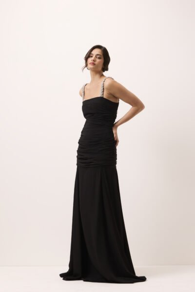 Vestido longo preto drapeado com alças trançadas de cristais e decote reto