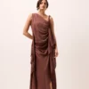 Vestido midi marrom em linho com babados, drapeados, alças de laço e zíper invisível nas costas