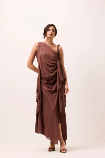 Vestido midi marrom em linho com babados, drapeados, alças de laço e zíper invisível nas costas