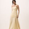 Vestido longo amarelo manteiga com corpo drapeado, decote reto e alças em macramê