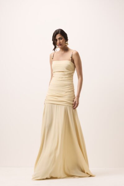 Vestido longo amarelo manteiga com corpo drapeado, decote reto e alças em macramê