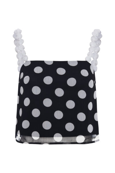 Blusa cropped preta com bolinhas brancas, alças reguláveis e decote reto, vista de frente em fundo branco