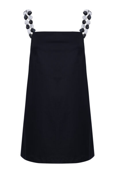 Vestido curto preto em tricoline com modelagem em A, decote reto e alças PB em círculos