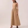 Vestido midi caqui em tecido corta vento com busto corselet e colchetes frontais, saia rodada e barra larga