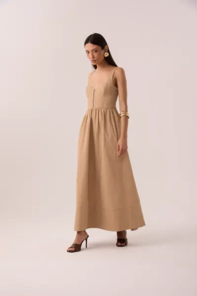 Vestido midi caqui em tecido corta vento com busto corselet e colchetes frontais, saia rodada e barra larga