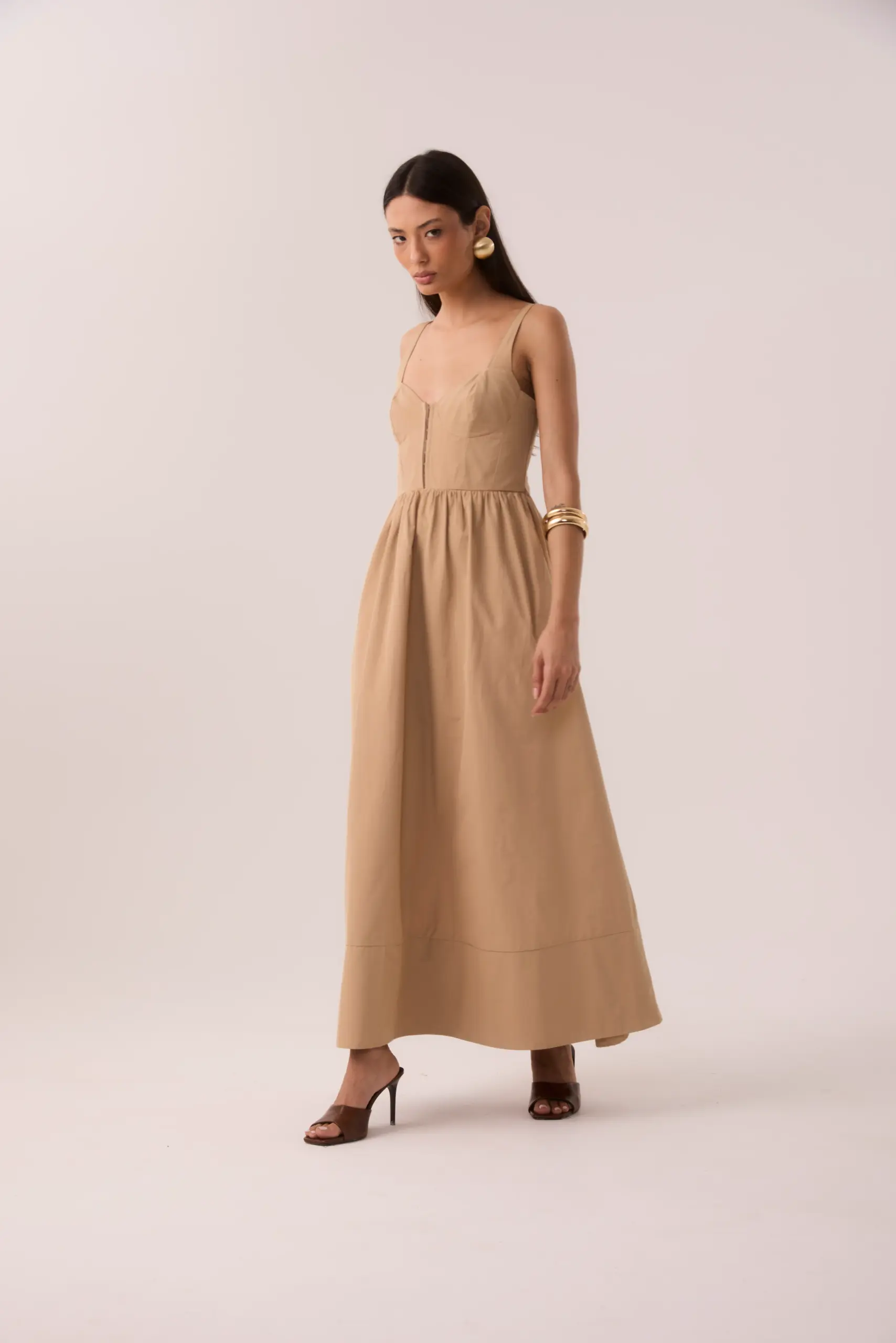 Vestido midi caqui em tecido corta vento com busto corselet e colchetes frontais, saia rodada e barra larga