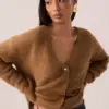 Cardigã oversized em tricot caramelo com decote V e botões metálicos bicolores
