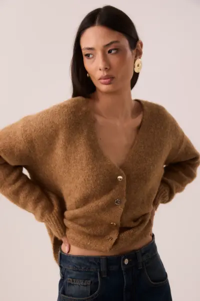 Cardigã oversized em tricot caramelo com decote V e botões metálicos bicolores