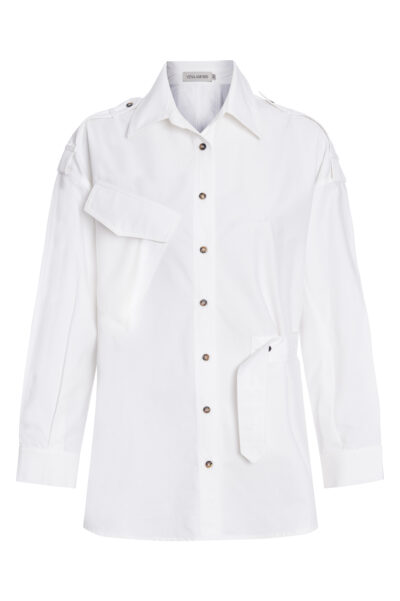 Camisa oversized de tricoline branca com maxi bolso frontal, botões aparentes e martingale nos ombros em foto flat lay