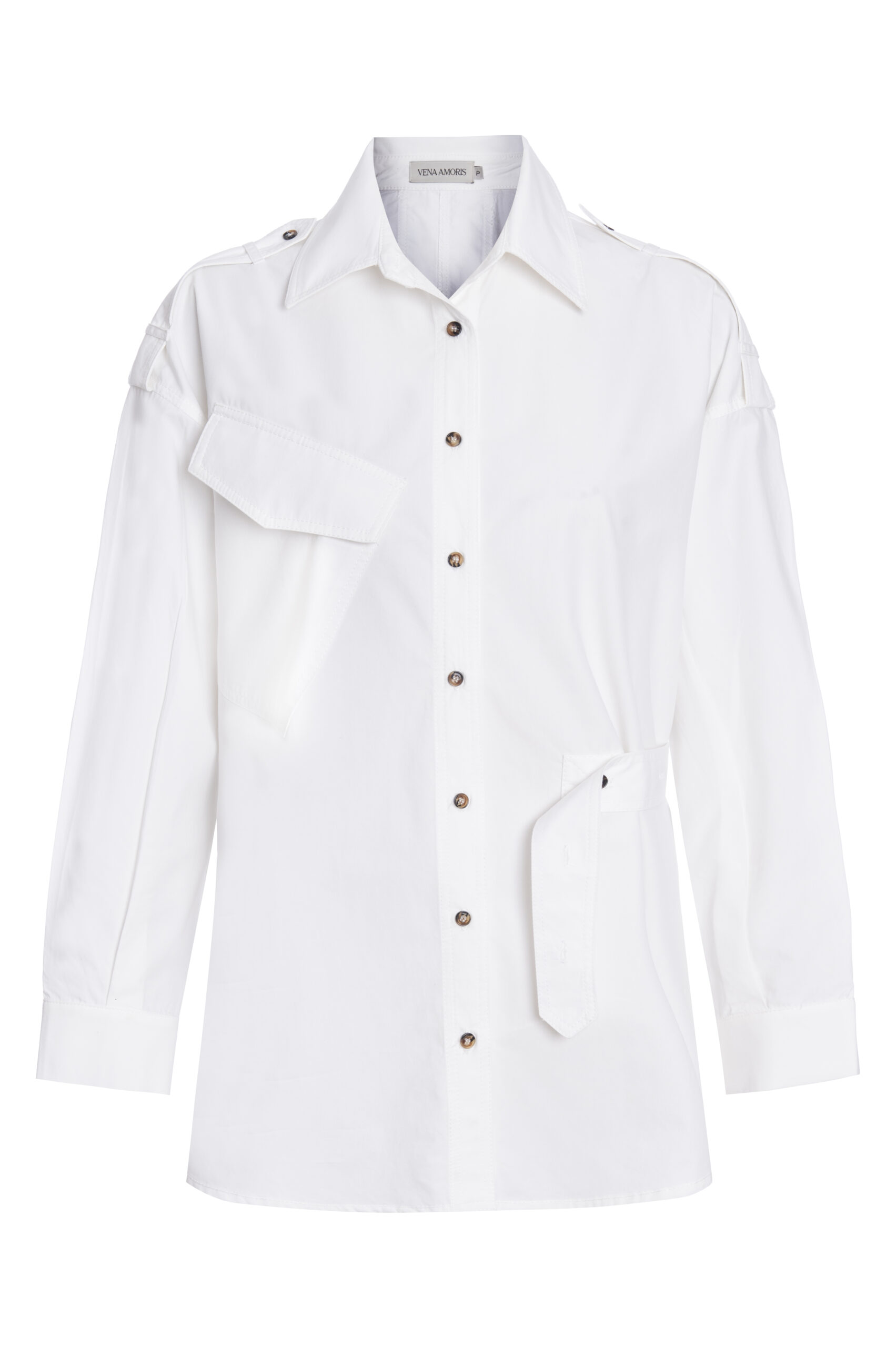 Camisa oversized de tricoline branca com maxi bolso frontal, botões aparentes e martingale nos ombros em foto flat lay