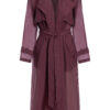 Trench coat longo em organza vinho com lapelas amplas, cinto do mesmo tecido e mangas com faixas ajustáveis